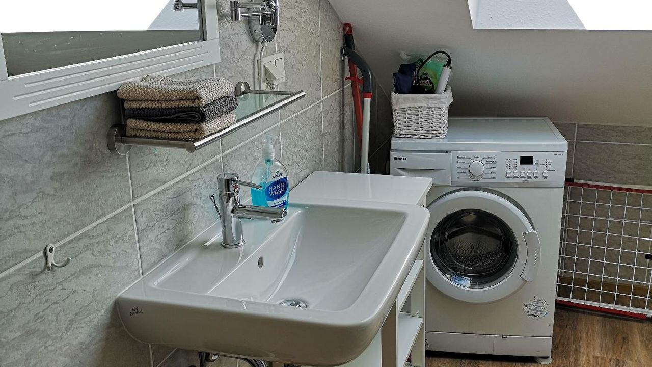 Bad/Dusche. Mit Waschmaschine Bad/Dusche. Mit Waschmaschine